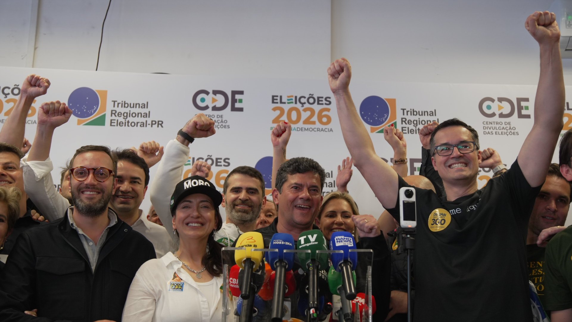 Deltan Dallagnol comemora de punho erguido ao lado de apoiadores, no Centro de Divulgação das Eleições do TRE-PR