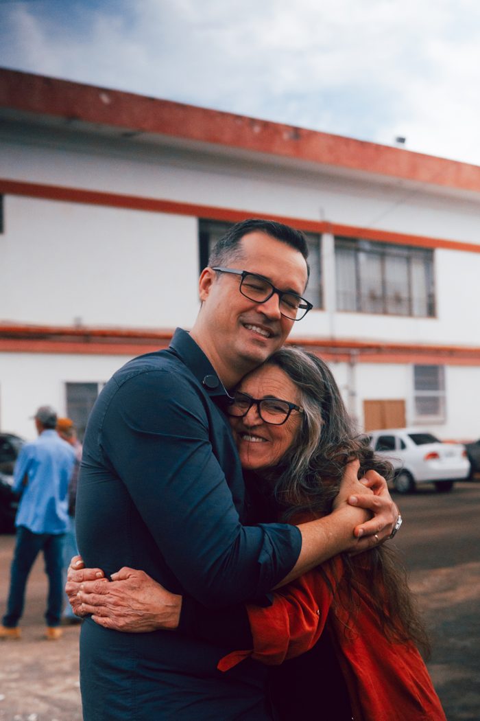 Deltan abraça uma apoiadora em Apucarana