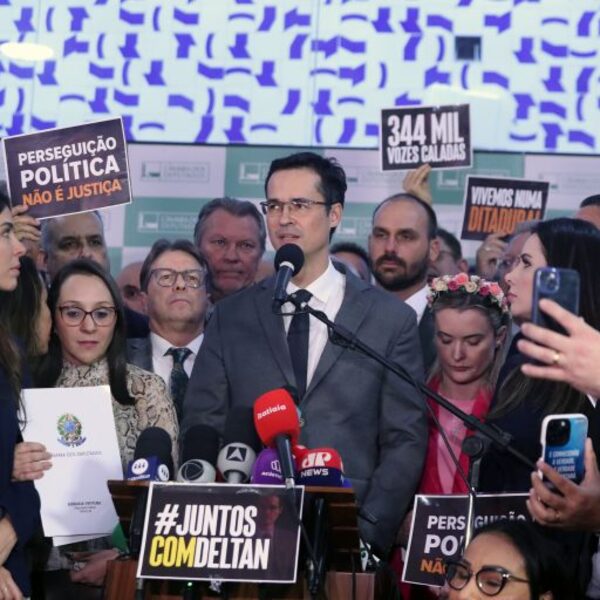 Deltan na coletiva de imprensa no dia da cassação