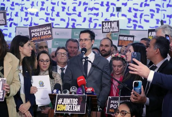 Coletiva após a perda do mandato, com cartazes de 344 mil vozes caladas