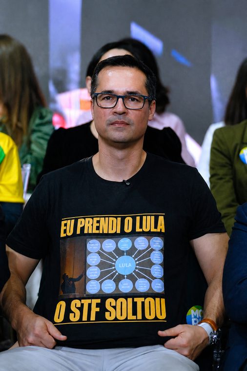 Deltan com a camiseta que reproduz o PowerPoint da Lava Jato, na convenção do PL