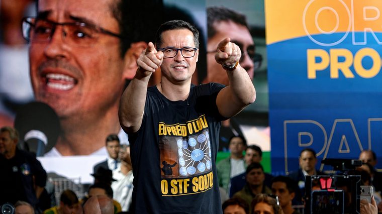 Deltan puxa o coro da plateia durante o discurso