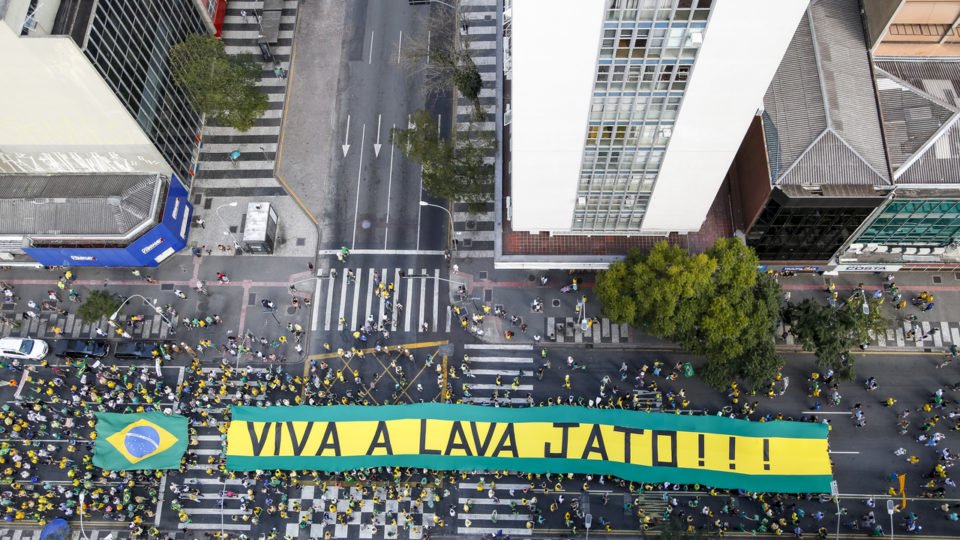 Manifestantes nas ruas em apoio à Operação Lava Jato